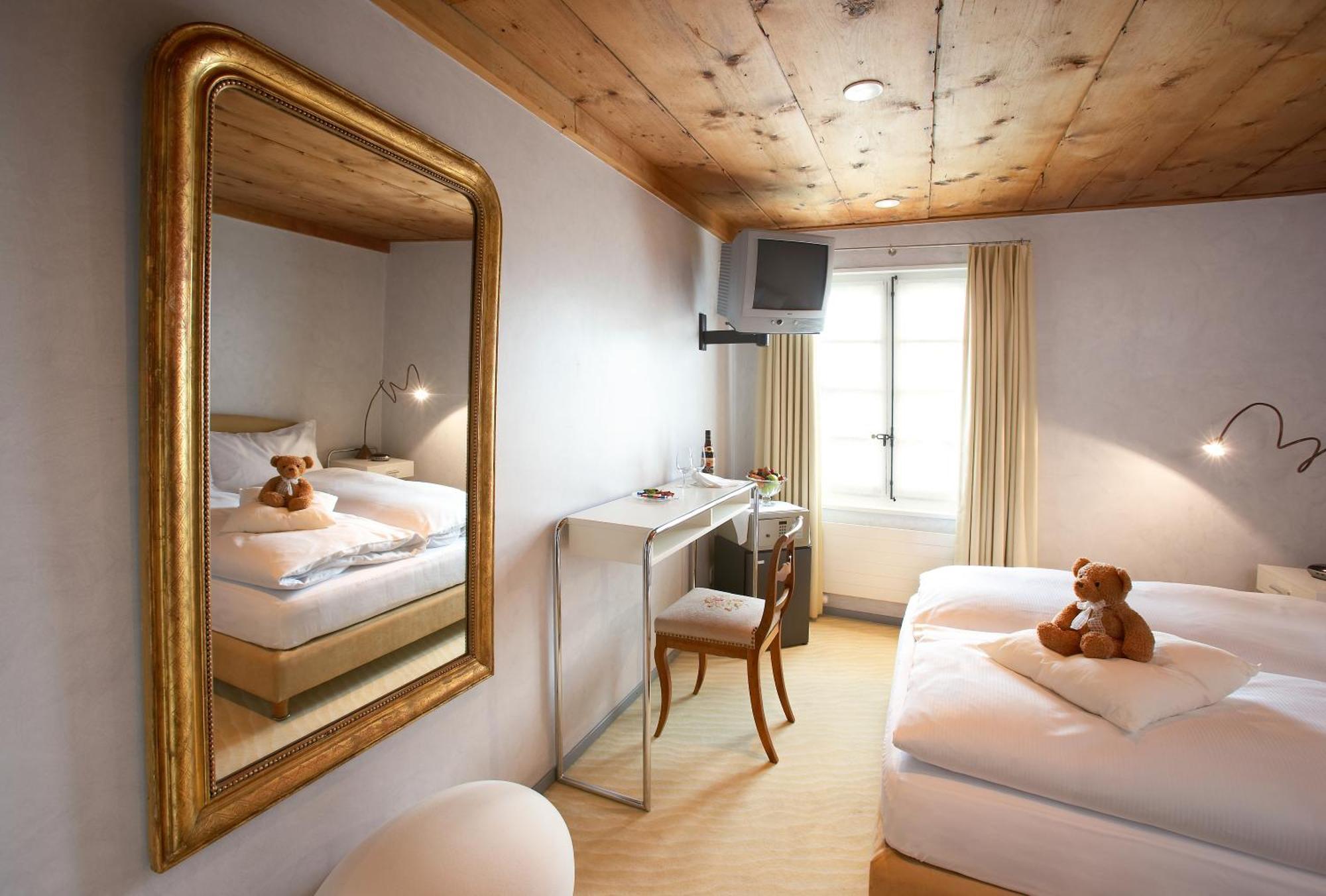 Romantik Hotel De L'Ours Sugiez Экстерьер фото