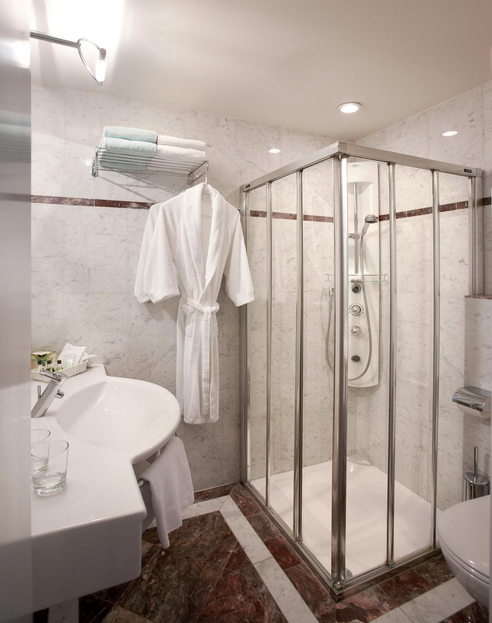 Romantik Hotel De L'Ours Sugiez Номер фото